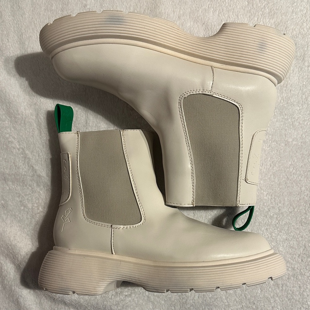 NWOT Sols Cream Ankle Boots with Green Pull Tabs Size 10‎